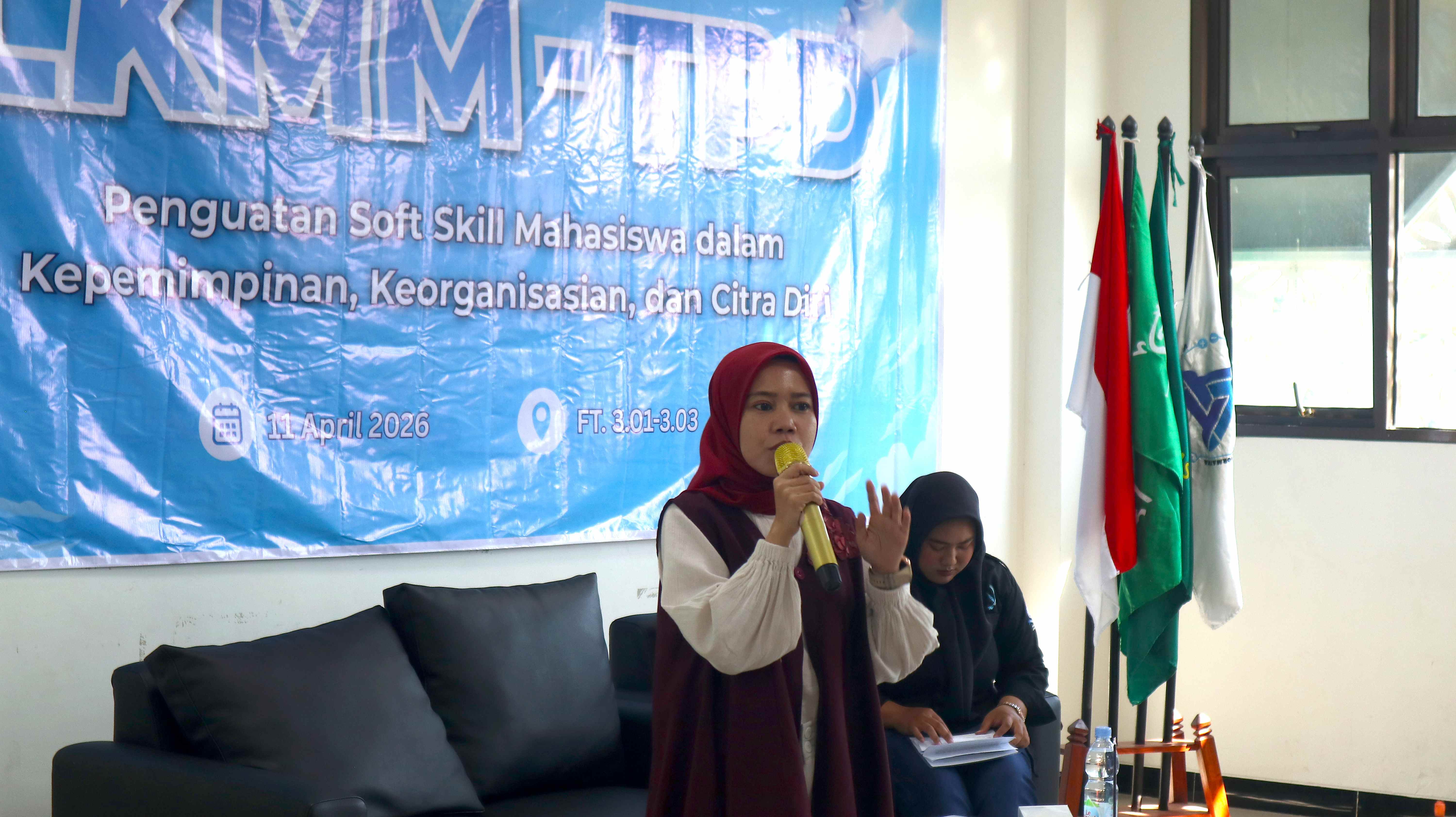 Ibu Farika menyampaikan materi LKMM-TPD 2026 HMJTI UNWAHAS