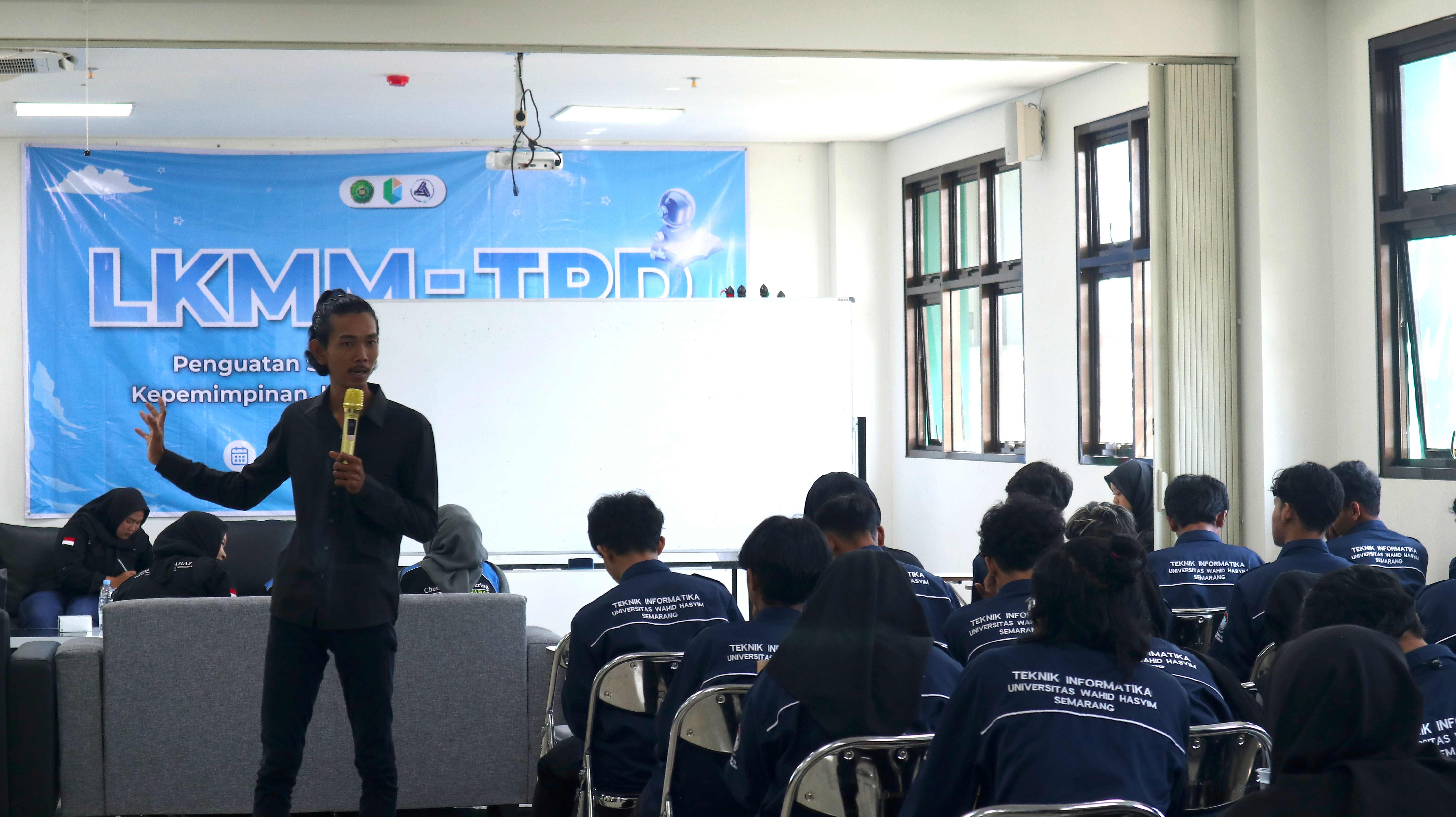 Mas Sajiwo menyampaikan materi LKMM-TPD 2026 HMJTI UNWAHAS