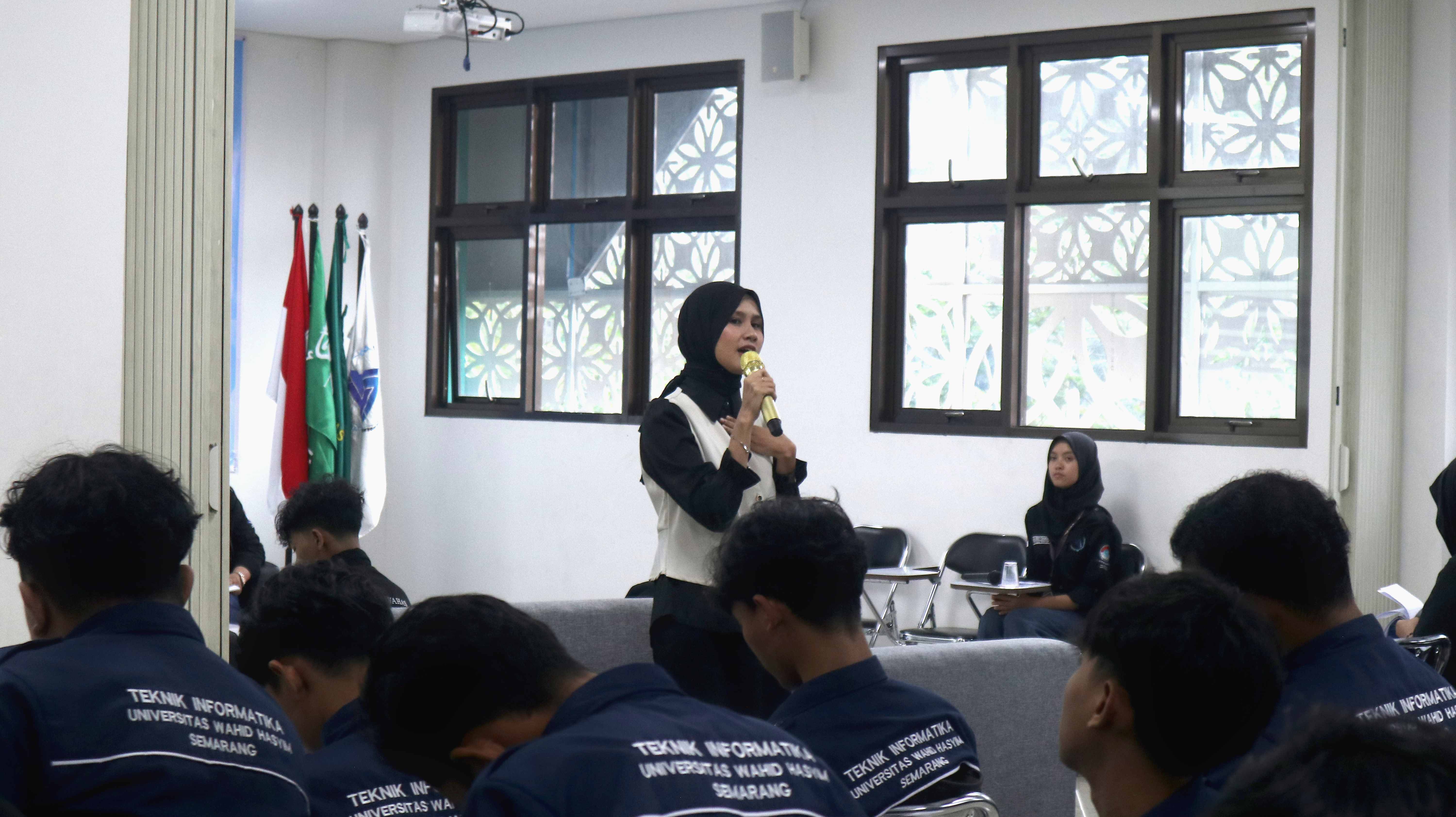 Kak Yulia menyampaikan materi berlangsung interaktif dengan diskusi dan tanya jawab langsung bersama peserta.